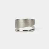 Anillo de plata 925 con diseño de banda ancha asimétrica y acabado mate.