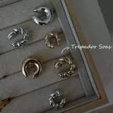 Aros trepadores plateados y dorados con diseño liso o trenzado.