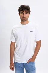 Remera blanca de manga corta con cuello redondo y un pequeño logo bordado o estampado en el pecho.