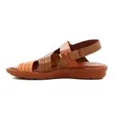 Sandalia casual de mujer con diseño de tiras cruzadas en tonos marrón y mostaza, con pulsera al tobillo y suela plana de goma.