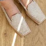 Mocasines de cuero vacuno color marrón con diseño reptil, punta cuadrada y taco de madera foliado de 2,5 cm.