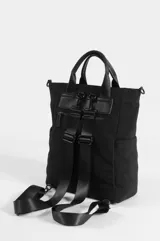 Mochila porta laptop negra de nylon, estilo urbano, con asas superiores para llevar en la mano, bolsillos frontales con cierre y etiqueta con logo impreso.