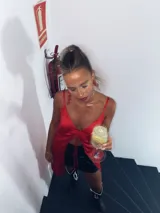 Minifalda negra de satén con cintura elástica y corte evasé.