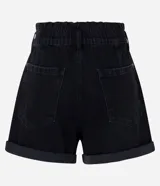 Short baggy de jeans color negro, con diseño de cintura doble elastizada, trabillas, doble botonadura y cierre frontal con cremallera, además de dobladillo en las piernas.