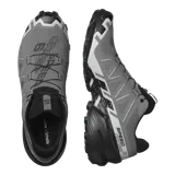 Championes Salomon Speedcross 6 de color negro, diseñados específicamente para trail running. Presentan una estructura robusta y técnica, capellada sintética y textil con refuerzos termosellados, sistema de cordones de ajuste rápido Quicklace y suela con tacos profundos para máxima tracción en terrenos difíciles.