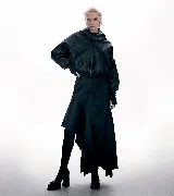 Campera estilo bomber crop color negro, capitoneada con capucha y guantes.