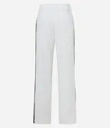 Pantalón de vestir blanco de crepé, corte recto, con trabillas en la cintura, bolsillos laterales y raya lateral negra.