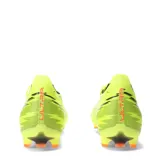 Championes de fútbol Puma Ultra 6 Match FG/AG, color amarillo neón con detalles en negro y naranja. Presentan un diseño aerodinámico con textura en la superficie para un mejor control del balón y suela con tapones para césped natural y artificial.