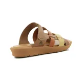 Sandalia de cuero para mujer, con diseño de tiras cruzadas en tonos marrones y beige, suela baja y ajuste con velcro en el empeine.