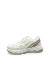 Zapatilla deportiva chunky color blanco con detalles en gris, suela gruesa texturizada y diseño de malla y capas superpuestas.