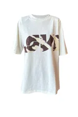 Remera color crudo de calce holgado con estampado de cebra y texto "LOVE" en marrón y lila.