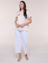 Blusa azul marino de silueta relajada confeccionada en satén, con escote redondo, hombros caídos y mangas cortas de corte japonés con puño doblado.