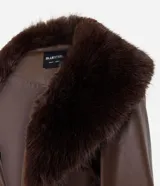 Blazer largo de cuero sintético color marrón, con cuello amplio y puños decorados con pelo sintético. Incluye un cinturón de la misma tela para ajustar en la cintura.