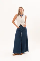 Pantalón de jean azul de corte wide leg, tiro alto y diseño amplio en las piernas con bolsillos delanteros y traseros.