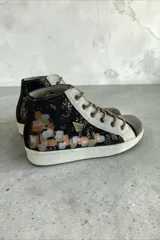 Botas de caña alta de cuero color negro jaspeado y peltre, con diseño de arte pintado a mano en la parte trasera, puntera negra y cordones en tono tostado.