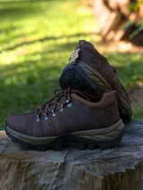 Championes de trekking color marrón, confeccionados en cuero con suela de goma dentada para mayor tracción. Presentan cordones reforzados y detalles acolchados en el cuello.