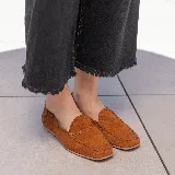 Mocasines marrones de cuero con punta cuadrada y detalle de costuras en color beige.