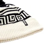 Gorro de lana Rip Curl Soleil Reg Pom Pom Beanie, con diseño geométrico en blanco y negro y pompón en la parte superior.