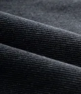 Pantalón de jean color celeste, modelo barrel, de tiro medio con trabillas para cinto, cierre frontal con botón y cremallera, bolsillos, recortes laterales y pinzas en las rodillas.