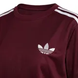 Remera de manga corta Adidas modelo Firebird, color bordó con las icónicas tres tiras blancas en los hombros y mangas, y el logo del trébol bordado en el pecho.