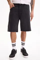 Bermuda de jean de algodón estilo baggy color negro.