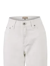 Jeans de denim color blanco, tiro medio y pierna recta, con diseño clásico de cinco bolsillos, cierre de botón y cremallera.