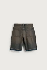 Bermuda de denim de algodón con efecto lavado desgastado en tonos marrones y azules. Tiene tiro medio, diseño de cinco bolsillos, pierna recta de corte holgado y bajo con acabado irregular. Cuenta con cierre frontal de cremallera y botón metálico.