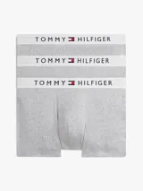 Pack de tres trunks de algodón gris con textura acanalada. Presentan una cintura elástica ancha en color blanco con el nombre y logo de la marca estampados en letras negras y el icónico detalle tricolor.