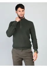 Sweater de punto color azul marino, con cuello alto y cierre frontal parcial de botones. Presenta puños y ruedo acanalados.