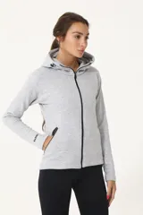 Campera gris melange de rústico de algodón, con cierre frontal, capucha y reguladores en la parte inferior.