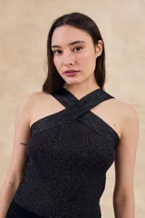 Top de tejido de punto negro con hilos metalizados multicolores, de corte ajustado al cuerpo y escote cruzado tipo halter.