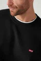 Sweater negro de corte clásico con cuello redondo y logo de Levi's bordado en el pecho.