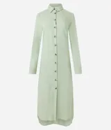 Vestido chemise largo color naranja, confeccionado en viscolino. Tiene cuello solapa, cierre con botones, manga larga con martingale, aberturas laterales y no tiene estampado.