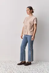 Remera celeste de algodón con cuello redondo, mangas cortas y cordón ajustable en la cintura.