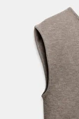 Top sin mangas color marrón topo, de corte ajustado, con cuello redondo y espalda descubierta.