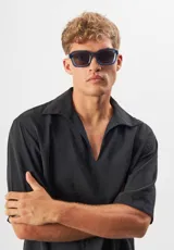 Lentes de sol Eco Shades modelo Romano, con montura cuadrada color verde oliva y lentes verdes. Fabricados con acetato biodegradable y lentes de PMMA reciclado. Cuentan con protección UV 400.