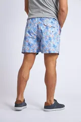 Short de baño con estampado tropical de piñas y hojas en tonos azules sobre fondo rosado. Cuenta con cintura elástica con cordón ajustable, bolsillos laterales, un bolsillo trasero y suspensor interno.