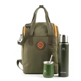Bolso matero verde con detalles en naranja, confeccionado en poliéster. Cuenta con doble cierre, correa regulable, asas fijas y herrajes plateados. Posee bolsillos internos y externos, compartimentos para notebook y matero, y logotipo de la marca en el frente.