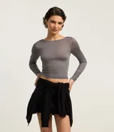 Blusa manga larga de rib color gris, con escote redondo y leve transparencia, confeccionada en viscosa certificada y elastano.