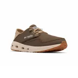 Championes Columbia de diseño náutico, color marrón con detalles en beige. Presentan una parte superior mixta de cuero y lona, con talón plegable y cordones elásticos. Incluyen orificios de drenaje en la entresuela para mayor comodidad en entornos húmedos.