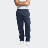 Pantalón de jogging Umbro color azul marino, con cintura elástica y logo de la marca bordado en la pierna izquierda.