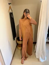 Blusa larga cruzada de tejido de punto con hilado italiano, mangas largas caladas, lurex y viscosa.