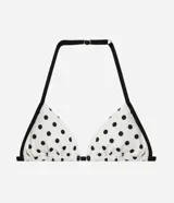 Top de bikini triangular de microfibra color blanco con estampado de lunares negros y tiras negras en contraste. Presenta diseño de cortinita fruncida con breteles finos regulables.
