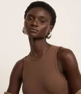 Body color marrón, sin mangas, con cuello halter y cierre en la entrepierna.