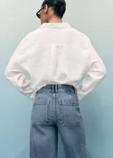 Jeans de tiro alto con diseño wide leg y corte culotte. Presentan un acabado deshilachado en el bajo, cierre frontal con cremallera y botón, y bolsillos laterales y traseros.