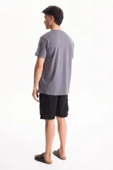 Remera básica de algodón color blanco, con cuello redondo y mangas cortas.