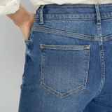 Pantalón de jean azul de corte flare y tiro alto.