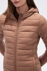 Campera puffer negra de nylon, con cierre frontal y cuello alto.