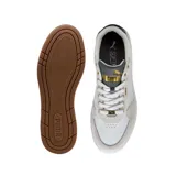 Championes Puma Court Classic de diseño urbano, confeccionados en cuero sintético blanco con refuerzos de gamuza en tono beige. Presentan detalles en azul marino en la lengüeta y el talón, junto con el logo de la marca en dorado. Cuentan con suela de goma color caramelo.
