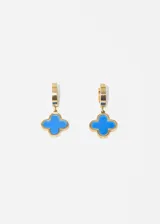 Par de aros dorados con forma de aro y dije colgante de trébol azul.